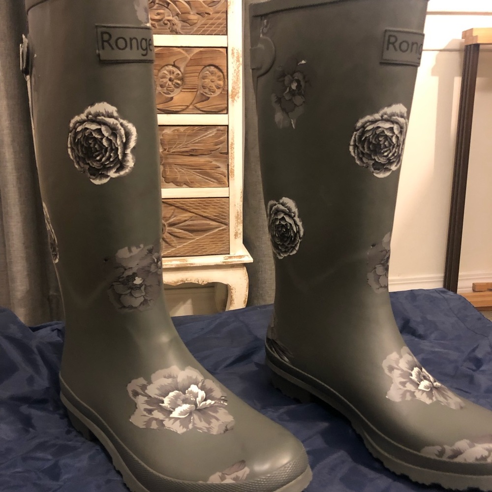 Rainboots grey with flower pattern. Never worn.
